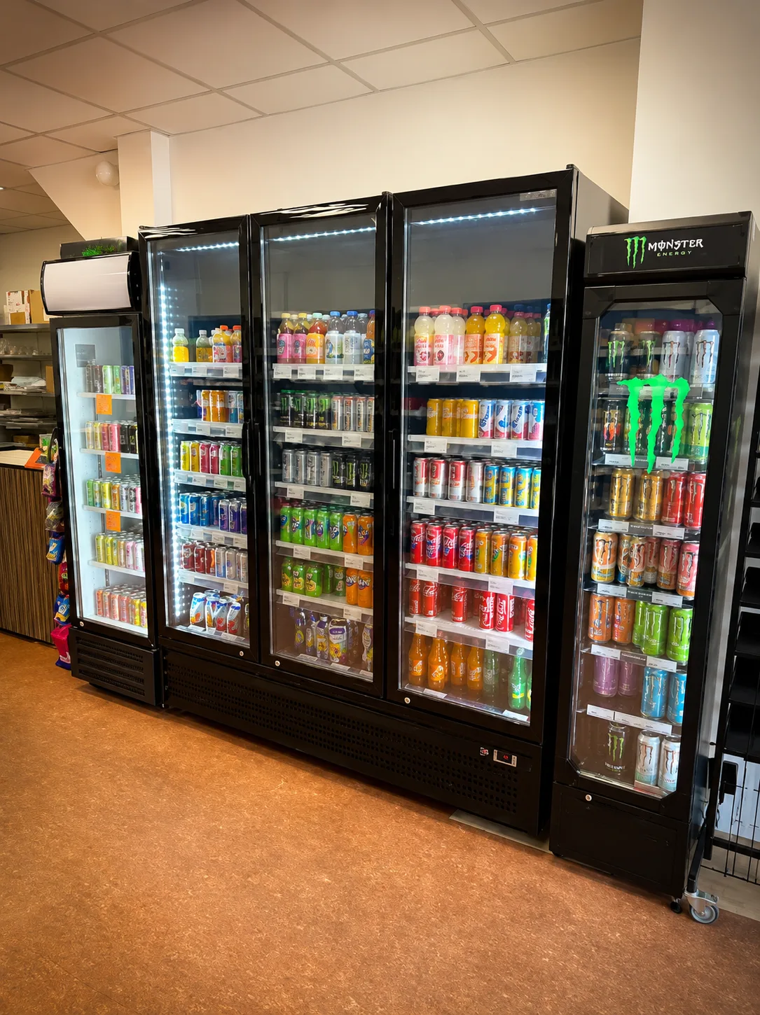 Koeling vol frisdranken en energydrinks